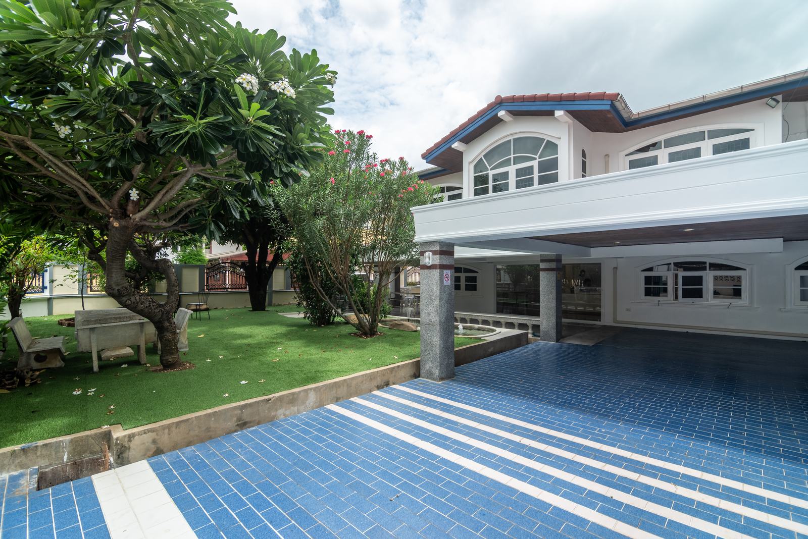Seri Senior Care สาขาซอย 12 อาคารและสวนหน้าศูนย์
